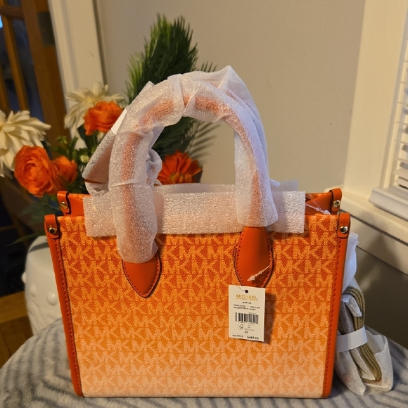 Michael Kors Vibrant Orange Tote 🧡      ✨️ ⭐️  BRAND NEW  🧡 ✨️ - Picture 2 of 10